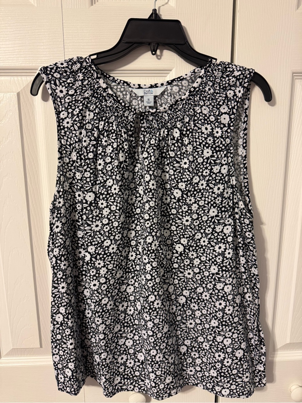 Croft & Barrow Black & White Floral Sleeveless Top